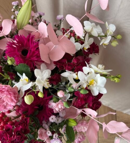 Flowerbox z różami gałązkowymi, liliami i storczykami
