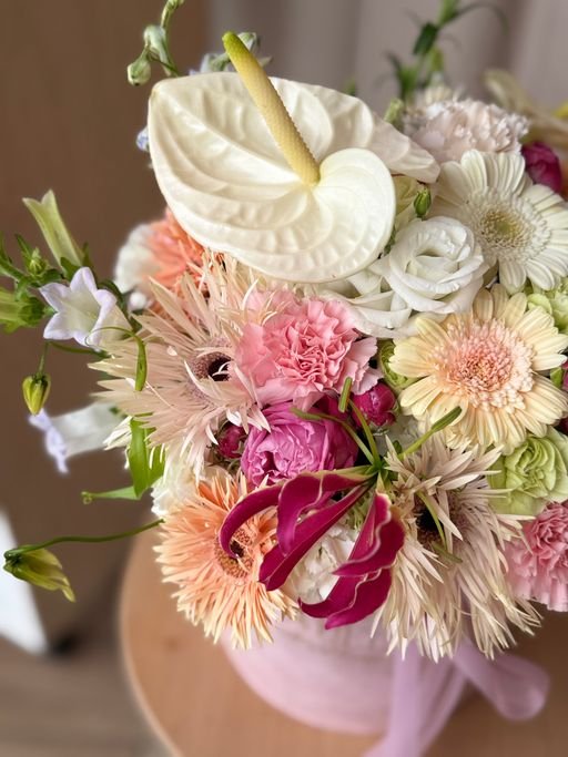 Flowerbox z orchideami i różami w tonach burgundu