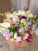 Flowerbox z orchideami i różami w tonach burgundu