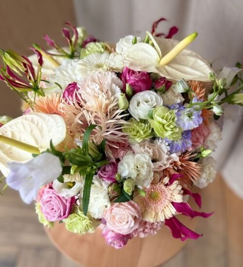 Flowerbox z orchideami i różami w tonach burgundu