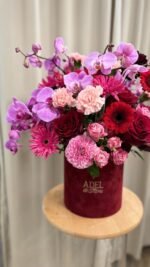 Flowerbox z orchideami i różami w tonach burgundu