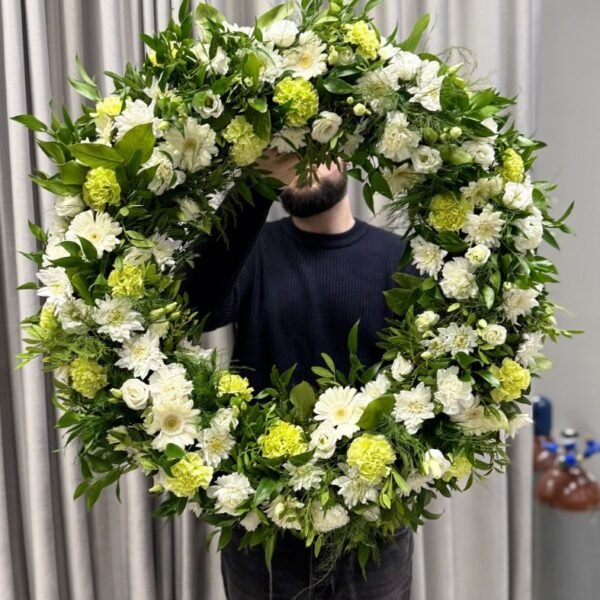 A funeral wreath in white and green — Adel de Flores