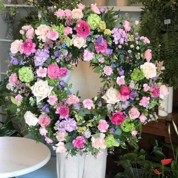 A funeral wreath in a pastel colour scheme — Adel de Flores